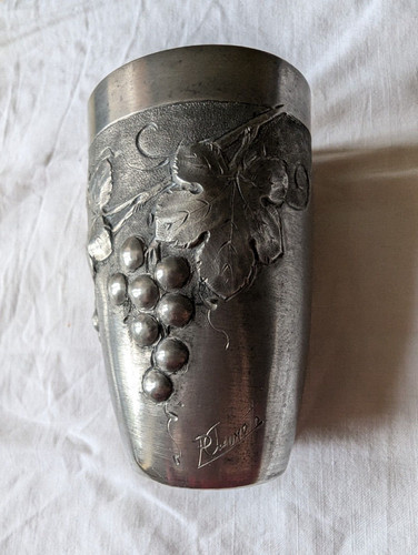 Timbale petit vase en étain - /,
