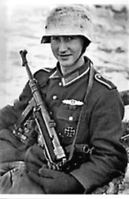 WW2 - Soldat allemand avec un Schmeisser MP 40