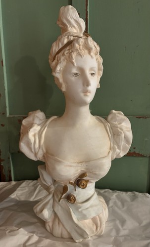 Buste jeune femme - de, en