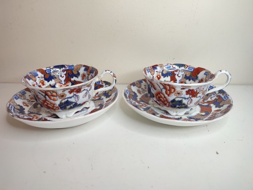 Deux anciennes tasses sous - deux,