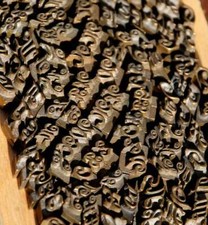 Lot de caractères à dorer police matériel de reliure dorure cuir bronze/laiton~~