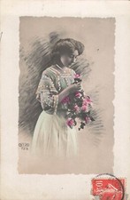 CP CADRE FEMME OBSERVANT ROSE FLEURS