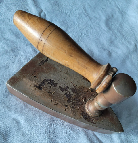 Antique fer repasser de - antique, a