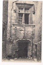 cahors, door and window of the pellegry college