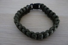 GREEN SURVIVAL BRACELET MILITARY BADGE (2.50 MTR ROPE) GOOD CONDITION