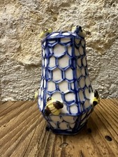 poivrier en céramique en forme de ruche et abeilles en relief