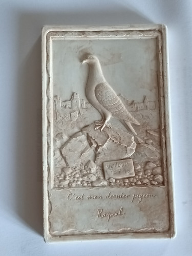 Bas relief pigeon le - relief,