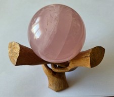 Boule de quarz rose avec support en bois