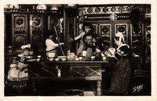 CPM France Folklore Autour des Lit Clos Bretons Une Belle Famille (770071)