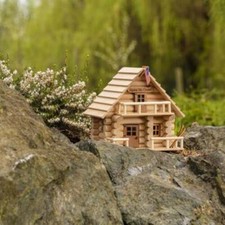 Log Cabin Toys 7331 Alpin Ski Chalet - Kit Construction en Bois 96 Pièces+Colle