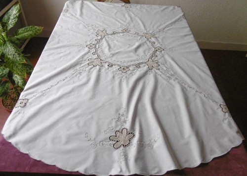 Nappe ronde avec - , broderies