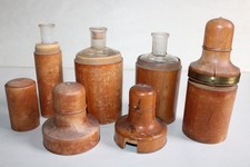 Ensemble de 4 anciens étuis en buis avec flacons, pharmacie, parfum