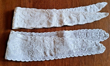 2 embrases de rideaux XIXe en tulle et linon brodées Cornely