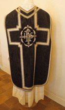 Chasuble noire avec ses