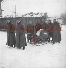 Négatif photo, Wehrmacht, fier Sdt. avec tonneau à vin/bière sur traîneau 502...
