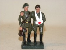 FIGURINE COMPOSITION DURSO MEDECIN CHASSEUR ARDENNAIS PORTANT UN SOLDAT BLESSE