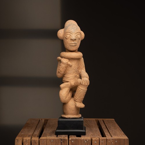 D326 personnage en terre - -,
