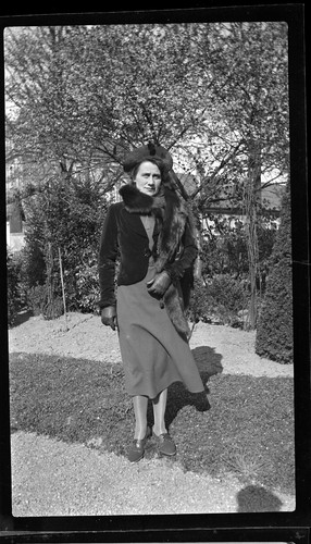 Portrait femme chapeau - , et