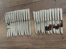 Lot de 24 anciens couteaux 12 à viande 12 à entremet fromage en métal argenté