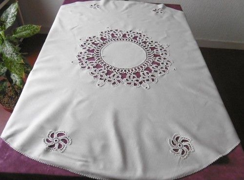 Belle nappe entourée - , de