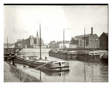 Bateaux, péniches en bord de