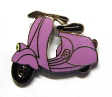 Pin's Démons et Merveilles , Scooter rose / mauve , phare jaune