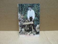 NORMANDIE bucheron au travail sciage du bois gros plan