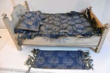 LIT DE POUPÉE EN BOIS -