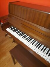 Piano droit avec tabouret 