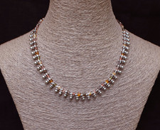 Scooter Paris. Collier  perles à facettes en verre et breloques argentées. Neuf