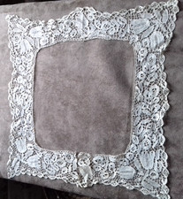 Col réalisé aux fuseaux en