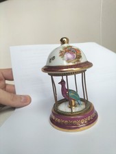 Élégante cage en porcelaine de Limoges  avec un oiseau de paradis à l'intérieur