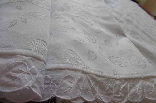 Belle nappe entourée - , de
