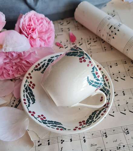 Ancienne tasse sous - tasse, et