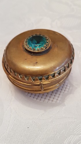 Belle petite boîte ancienne 