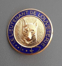 Insigne Badge 23mm émail LE LIEUTENANT DE LOUVETERIE Chasse Arthus Bertrand doré