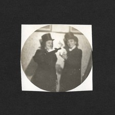 Deux jeunes filles chapeau