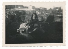 Jeune fille sur un banc