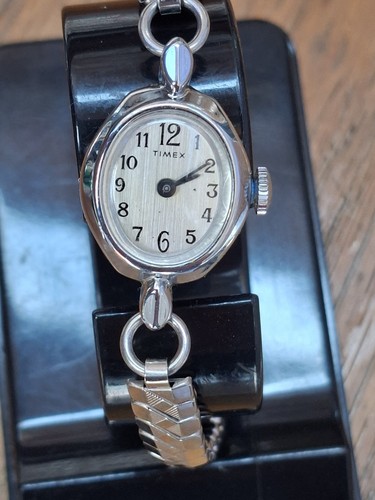 Montre mécanique ovale
