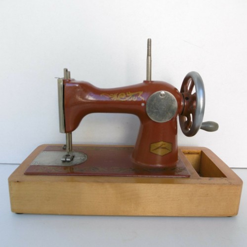 Petite machine coudre - petite,
