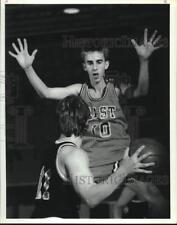 1989 Press Photo West Genesee HS basketball player Scott Reinhardt attempts pass