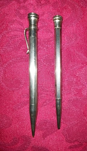 Deux stylos porte - , en
