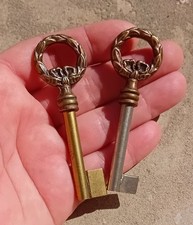 2 antique keys old key bronze furniture chest of drawers closet lock No. 22D