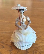 Poupée Figurine en Coquillages Souvenir du Mont St Michel avec Ombrelle 12,5 cm