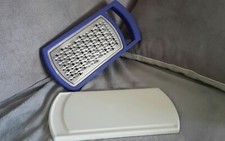 Râpé de table  tupperware et planche à découper  ancien modèle vintage 