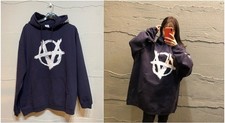 vetements Navy V Logo