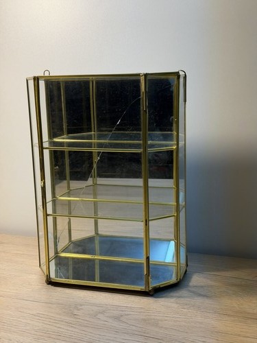 Vitrine comptoir polygonale - de,