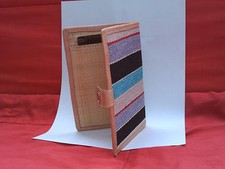 PORTE FEUILLE EN RAPHIA ET