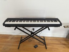 Yamaha digital piano p-85 88 keys with Power Adapter and Stand.