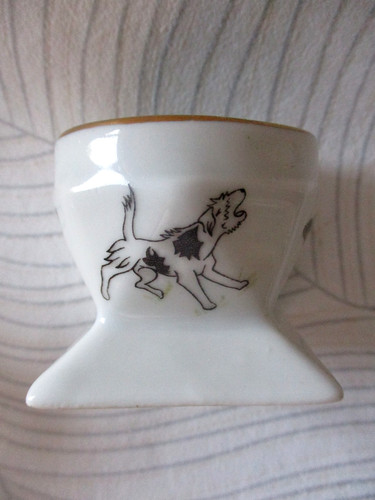 Ancien coquetier sur - , pied